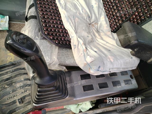 座椅左侧控制台/音响/含左手柄（驾驶室部分）