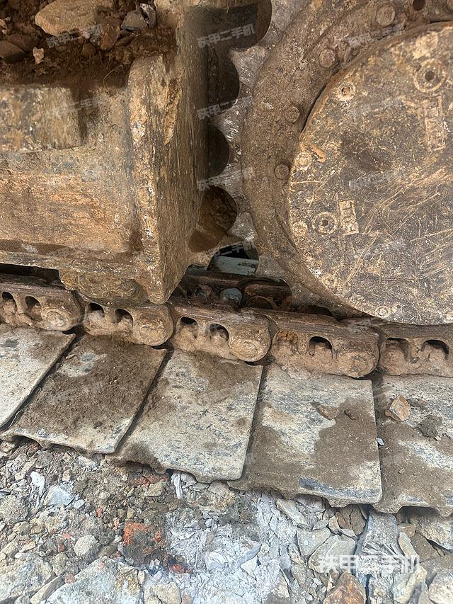 單側(cè)履帶整體(整機(jī)外觀(guān)) 單側(cè)履帶整體(整機(jī)外觀(guān))