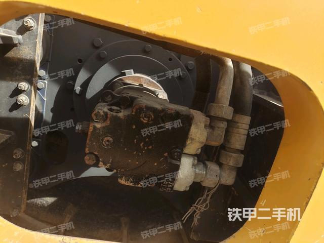 后輪右側(cè)全景（壓路機(jī)前后車(chē)架）