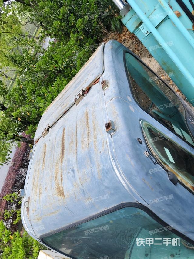 駕駛室頂部(整機(jī)外觀) 駕駛室頂部(整機(jī)外觀)