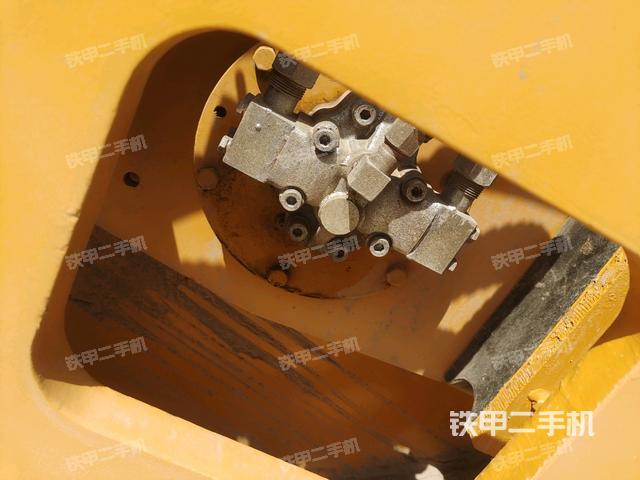 后輪左側(cè)全景（壓路機(jī)前后車架）