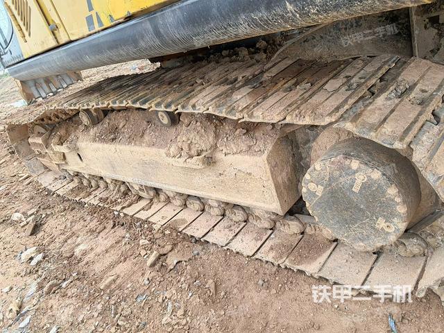單側(cè)履帶整體(整機(jī)外觀) 單側(cè)履帶整體(整機(jī)外觀)