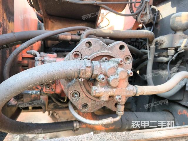 液压泵舱室正面整体（整机外观）