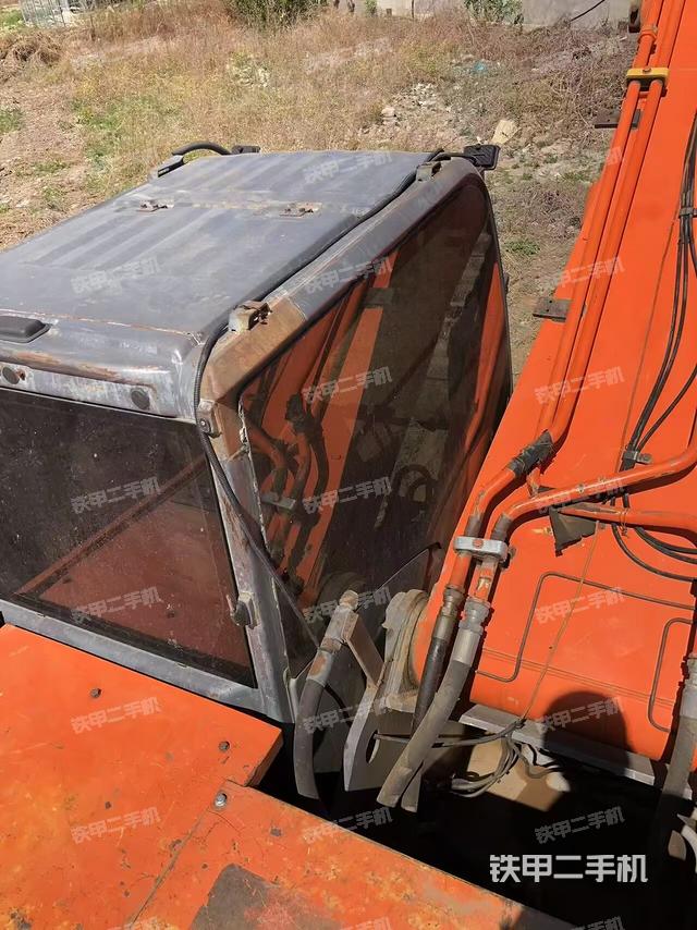 駕駛室頂部(整機(jī)外觀) 駕駛室頂部(整機(jī)外觀)