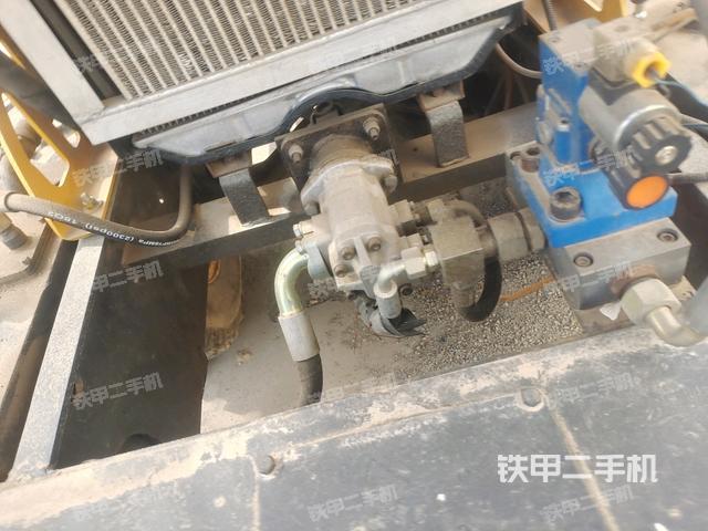 發(fā)動機(jī)右側(cè)全景（壓路機(jī)發(fā)動機(jī)艙）