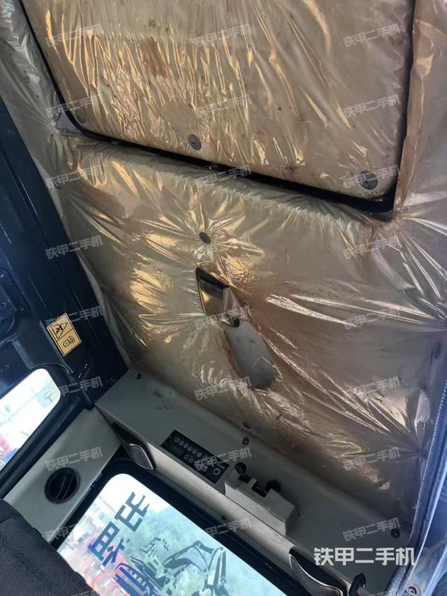 駕駛室頂部(整機(jī)外觀) 駕駛室頂部(整機(jī)外觀)