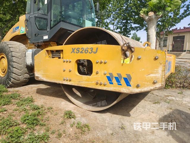 前車(chē)架正左側(cè)（壓路機(jī)前后車(chē)架）