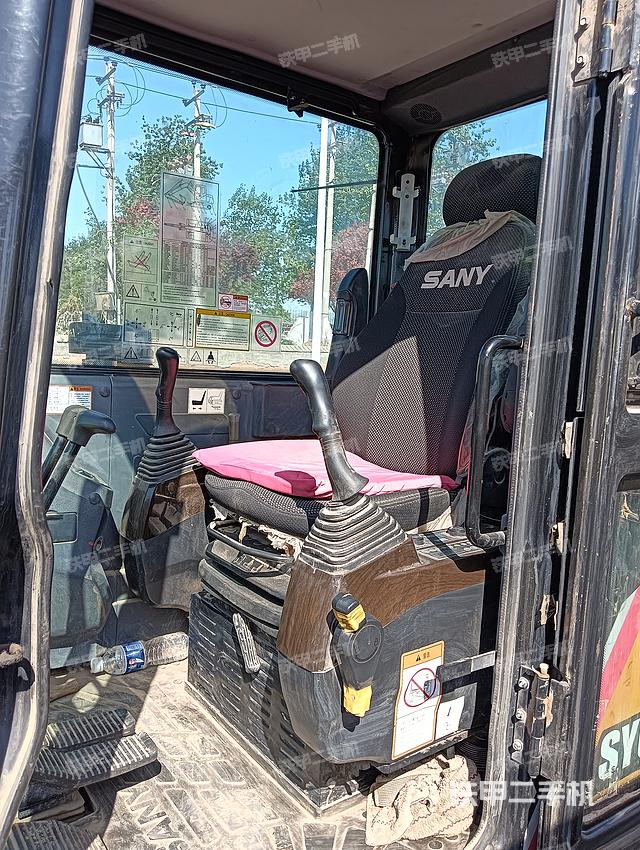 駕駛室整體(整機(jī)外觀) 駕駛室整體(整機(jī)外觀)