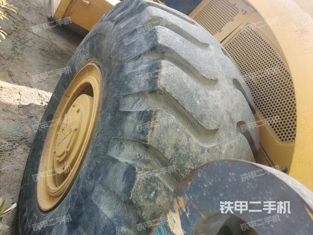 前輪左側(cè)減震塊連接及部件（壓路機(jī)前后車(chē)架）