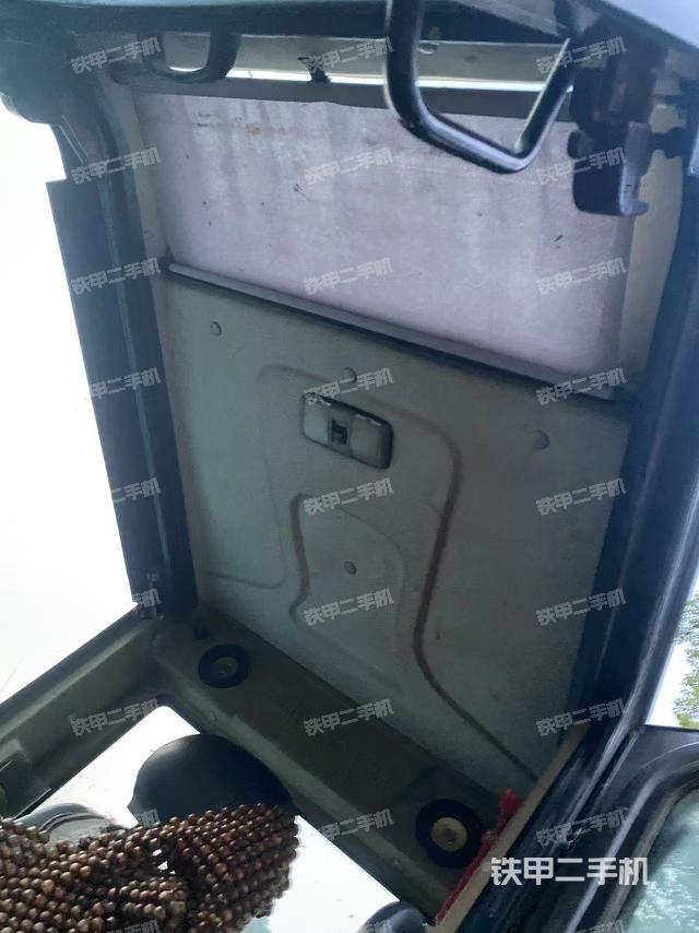 駕駛室頂部(整機(jī)外觀) 駕駛室頂部(整機(jī)外觀)