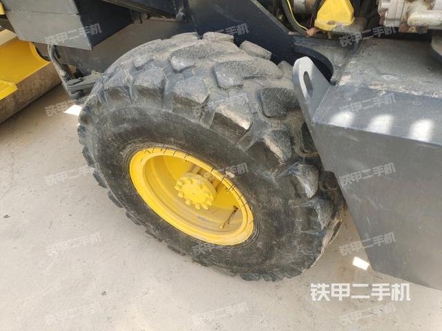 前輪左側(cè)減震塊連接及部件（壓路機前后車架）