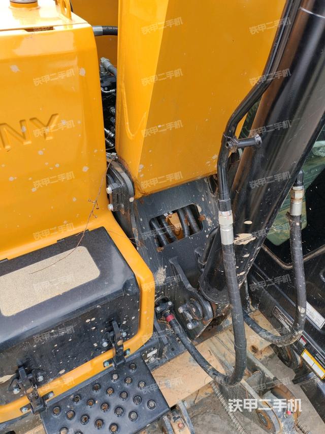 駕駛室整體(整機(jī)外觀) 駕駛室整體(整機(jī)外觀)