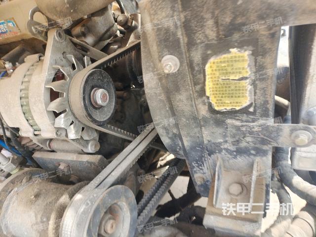 發(fā)動機左側(cè)全景（壓路機發(fā)動機艙）