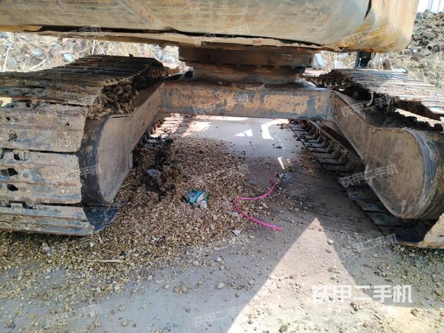 轉(zhuǎn)盤和下車架正前(工作和回轉(zhuǎn)裝置) 轉(zhuǎn)盤和下車架正前(工作和回轉(zhuǎn)裝置)