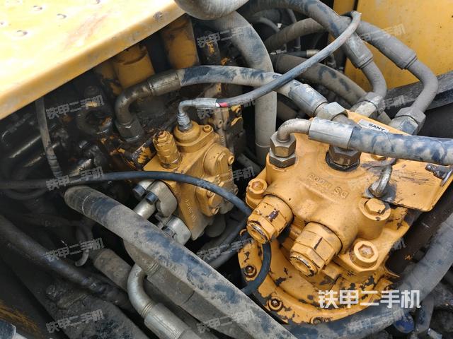 回轉(zhuǎn)馬達(dá)和主控閥（整機(jī)外觀）