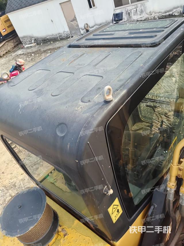 駕駛室頂部（整機外觀）