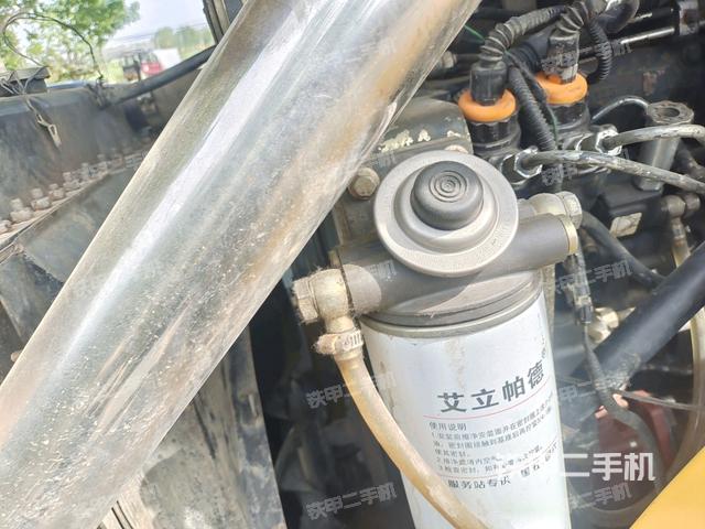 發(fā)動(dòng)機(jī)右側(cè)全景（壓路機(jī)發(fā)動(dòng)機(jī)艙）