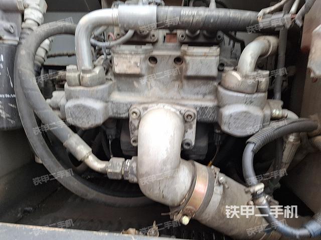 液压泵舱室正面整体（整机外观）