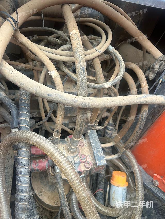 回轉(zhuǎn)馬達(dá)和主控閥(整機(jī)外觀(guān)) 回轉(zhuǎn)馬達(dá)和主控閥(整機(jī)外觀(guān))