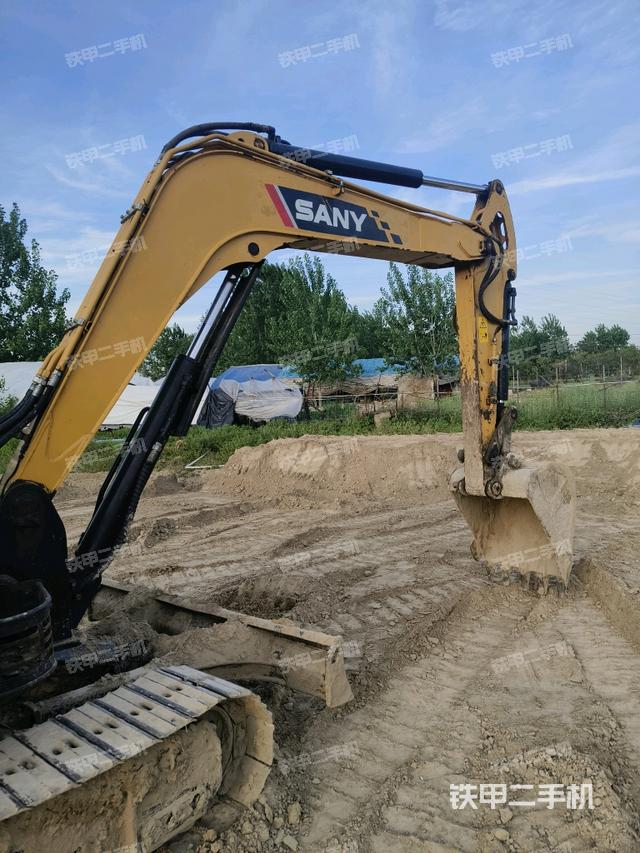 鏟斗右后整體(工作和回轉(zhuǎn)裝置) 鏟斗右后整體(工作和回轉(zhuǎn)裝置)