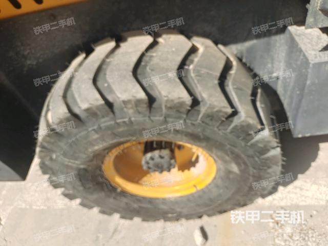 后輪右側(cè)全景（壓路機(jī)前后車架）