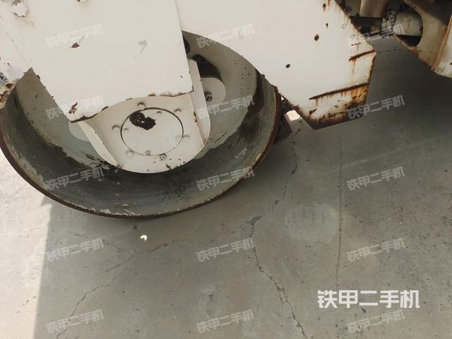 铰接正左侧(压路机前后车架) 铰接正左侧(压路机前后车架)