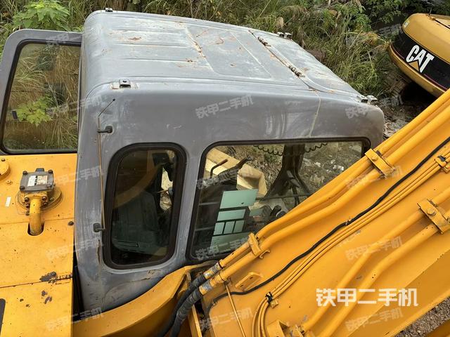 駕駛室頂部(整機(jī)外觀) 駕駛室頂部(整機(jī)外觀)