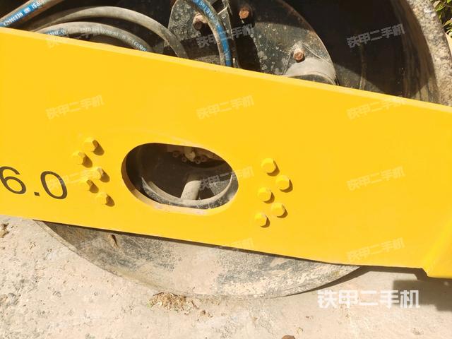 后輪左側(cè)全景（壓路機前后車架）