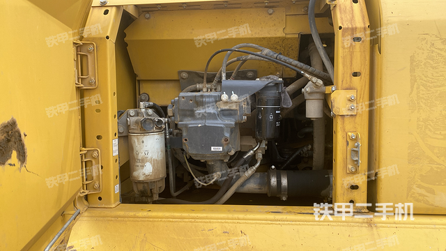 液压泵舱室正面整体（整机外观）