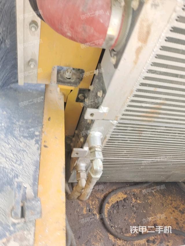 發(fā)動(dòng)機(jī)上部全景（壓路機(jī)發(fā)動(dòng)機(jī)艙）