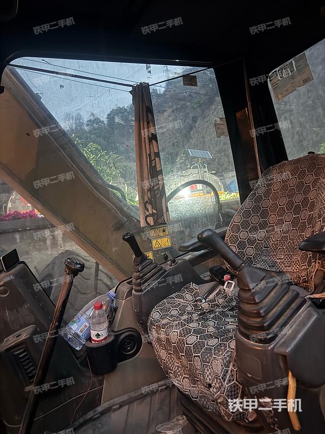 駕駛室整體（整機外觀）