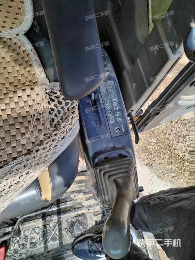 座椅左側(cè)控制臺/音響/含左手柄(駕駛室部分) 座椅左側(cè)控制臺/音響/含左手柄(駕駛室部分)