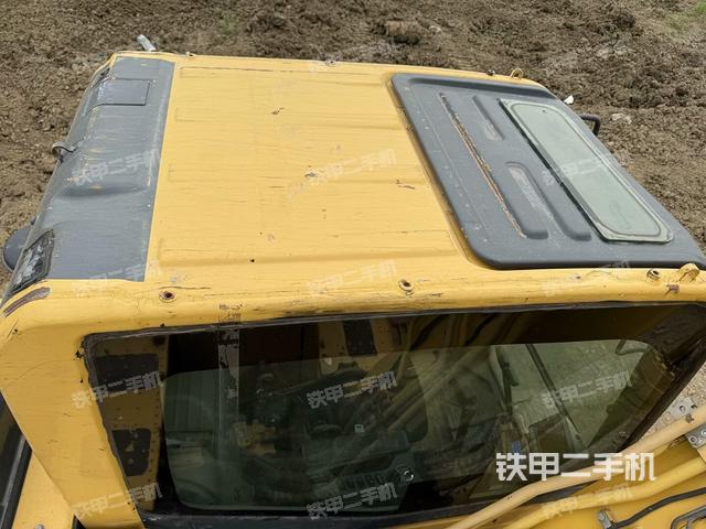 行走控制手柄和踏板 俯拍(驾驶室部分) 行走控制手柄和踏板 俯拍(驾驶室部分)