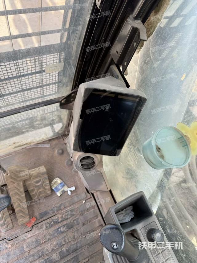 行走控制手柄和踏板?俯拍(駕駛室部分) 行走控制手柄和踏板?俯拍(駕駛室部分)