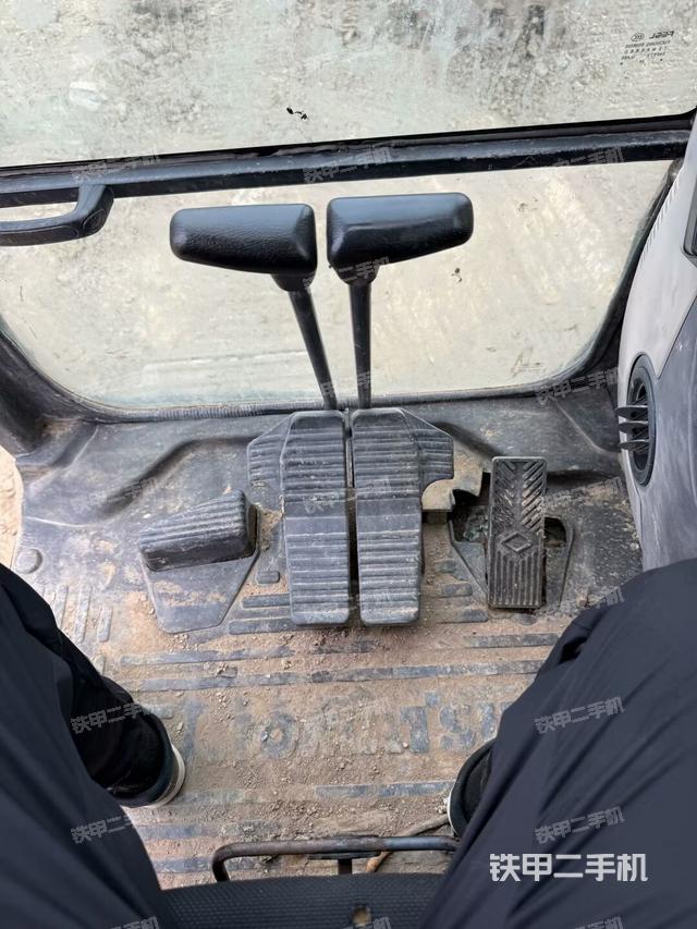 座椅右侧控制台/钥匙门/油门/含右手柄(驾驶室部分) 座椅右侧控制台/钥匙门/油门/含右手柄(驾驶室部分)