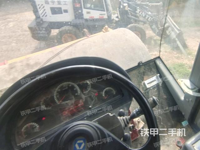 操作臺(tái)全景（壓路機(jī)駕駛室）