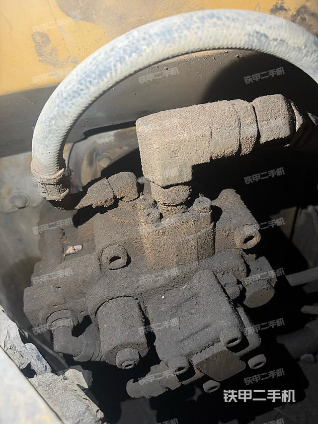 液壓泵艙室正面整體（整機外觀）