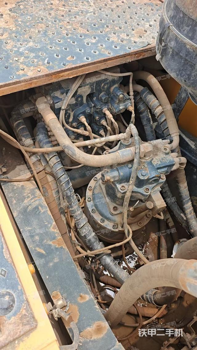 回转马达和主控阀（整机外观）