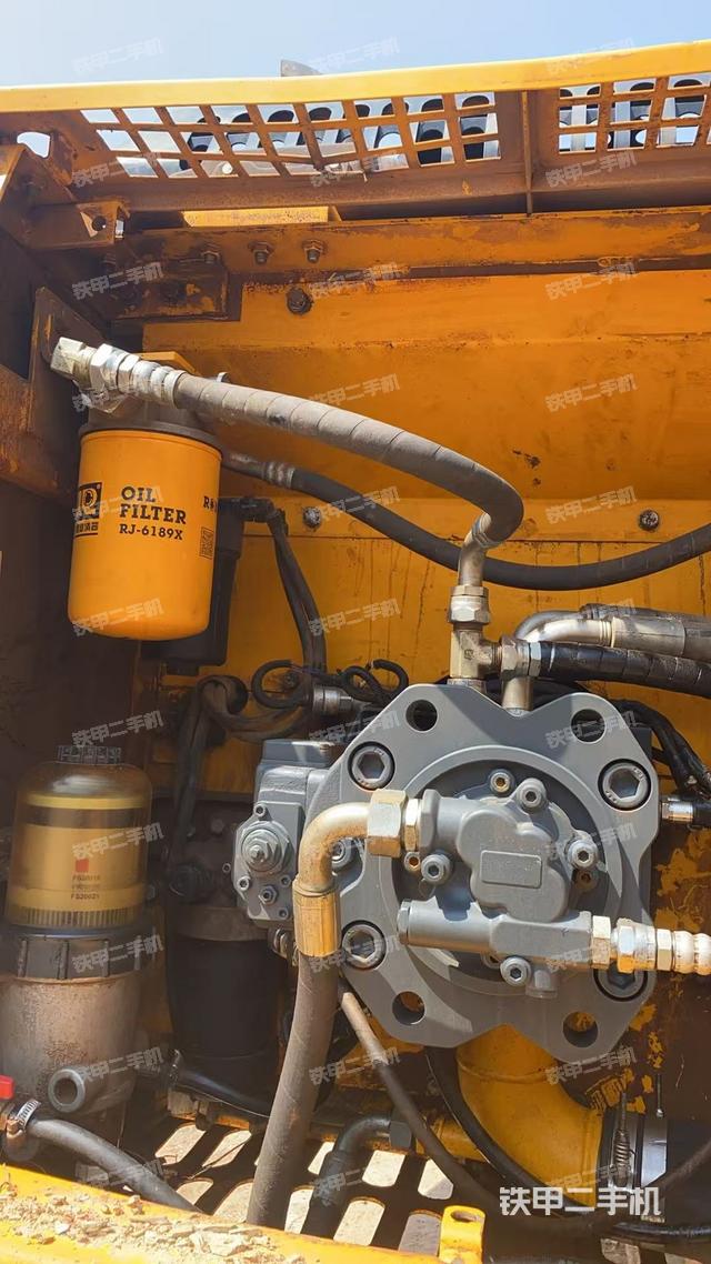 液壓泵艙室正面整體(整機(jī)外觀) 液壓泵艙室正面整體(整機(jī)外觀)