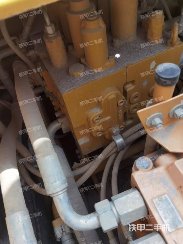 回轉馬達和主控閥（整機外觀）