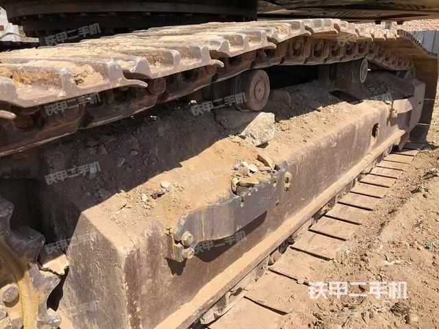 單側(cè)履帶整體(整機(jī)外觀) 單側(cè)履帶整體(整機(jī)外觀)