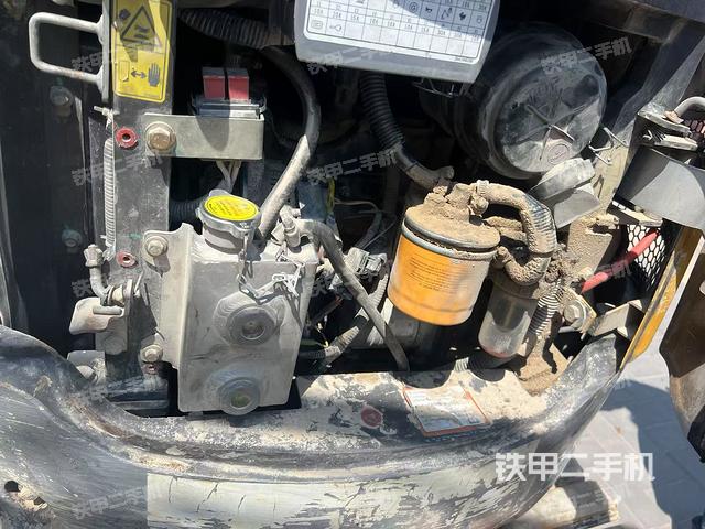 液壓泵艙室正面整體（整機外觀）