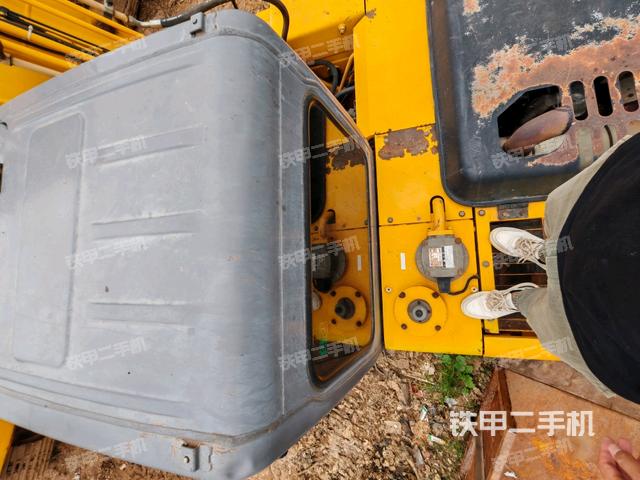 駕駛室頂部(整機(jī)外觀) 駕駛室頂部(整機(jī)外觀)