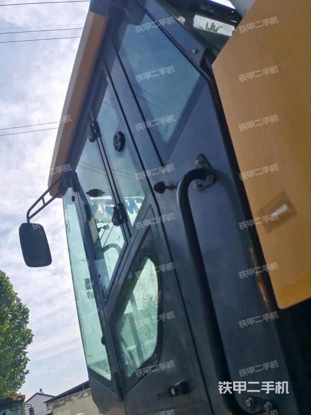 右側(cè)正面照（壓路機(jī)駕駛室）