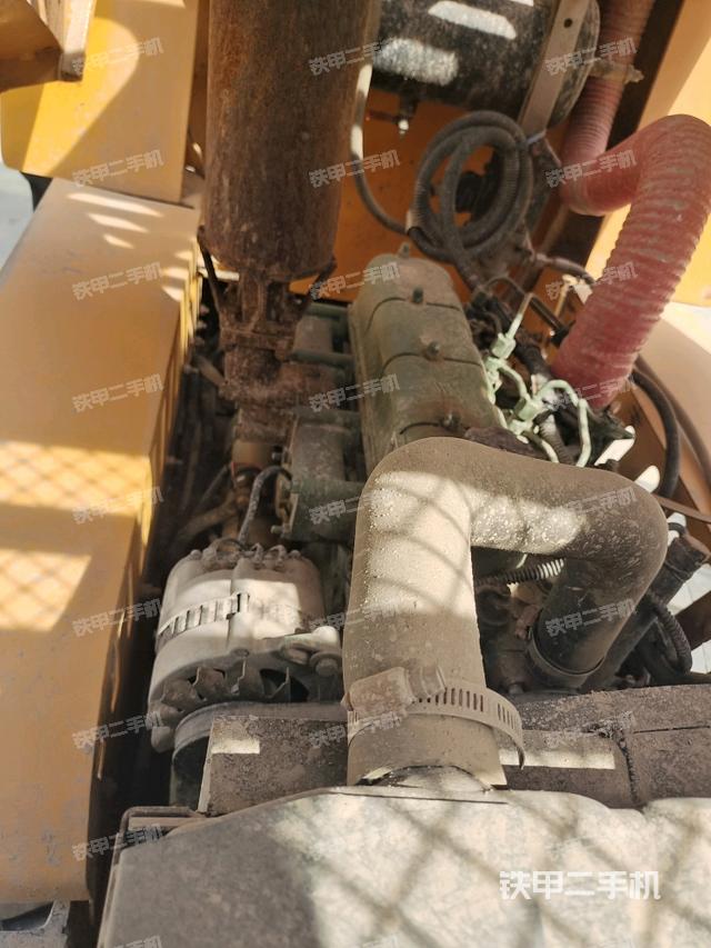 發(fā)動機(jī)右側(cè)全景（壓路機(jī)發(fā)動機(jī)艙）