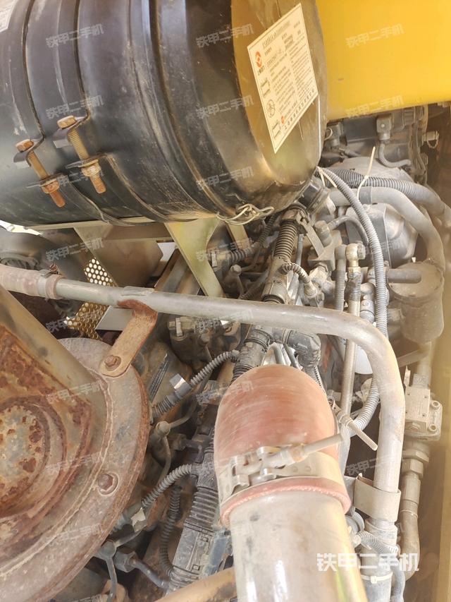 散熱器全景（壓路機(jī)發(fā)動(dòng)機(jī)艙）