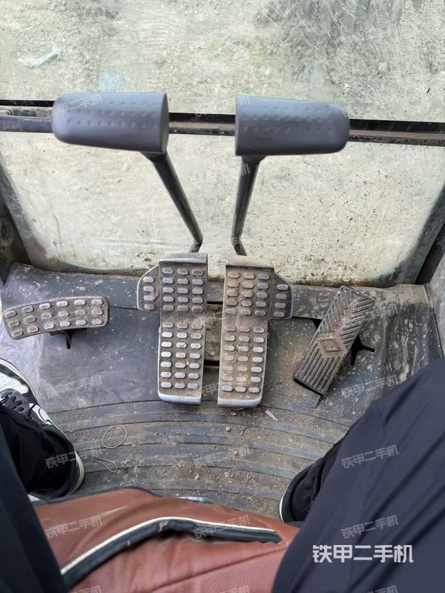 左后方玻璃角標(biāo)（駕駛室部分）