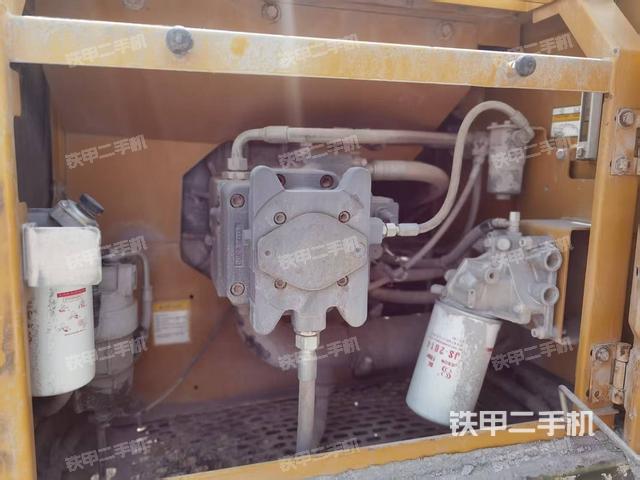 液壓泵艙室正面整體（整機外觀）