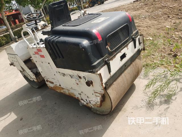 左后45°(压路机整机外观) 左后45°(压路机整机外观)