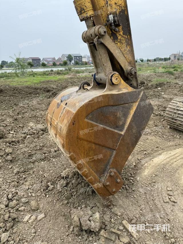 大臂油缸整体 竖拍(工作和回转装置) 大臂油缸整体 竖拍(工作和回转装置)